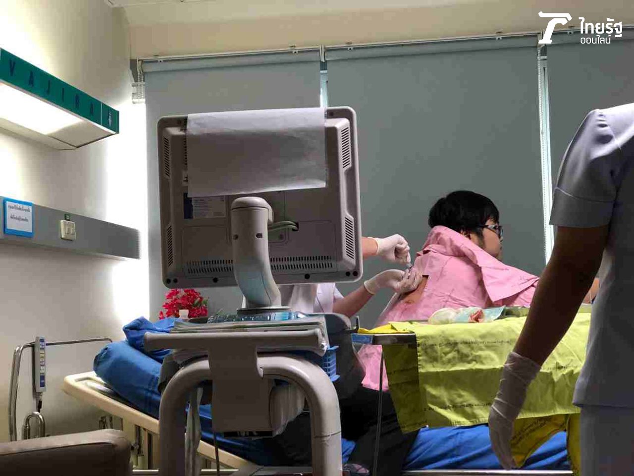 เจาะน้ำในเยื่อหุ้มปอดเพื่อทำการตรวจ