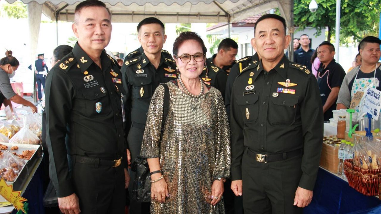 เสธ.เผือก ร่วมถ่ายภาพกับ บิ๊กต๊อก เจ้านายเก่า