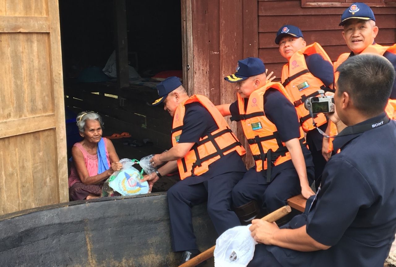 นักรบสีน้ำเงินไม่ทิ้งประชาชน ผบ.นทพ.ลงเรือแจกของ