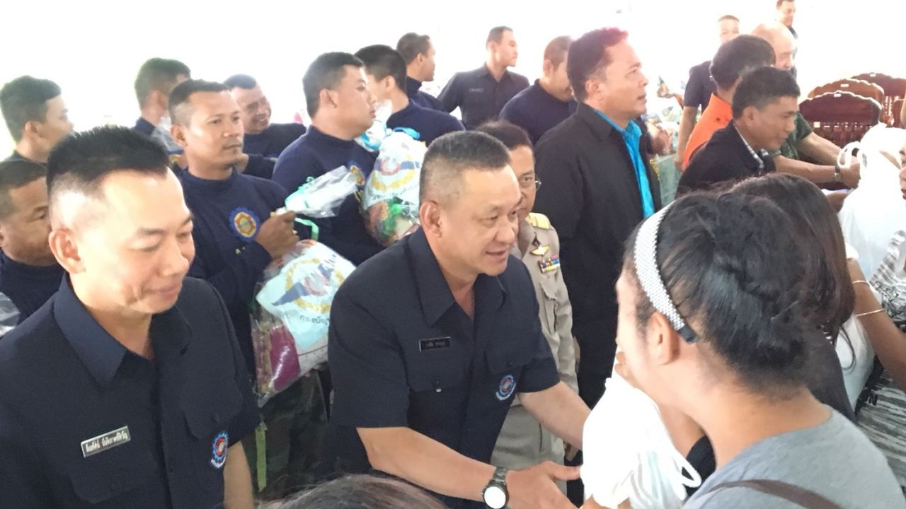 บิ๊กอ๋อย ควง บิ๊กกวาง มอบถุงยังชีพให้ชาวบ้าน