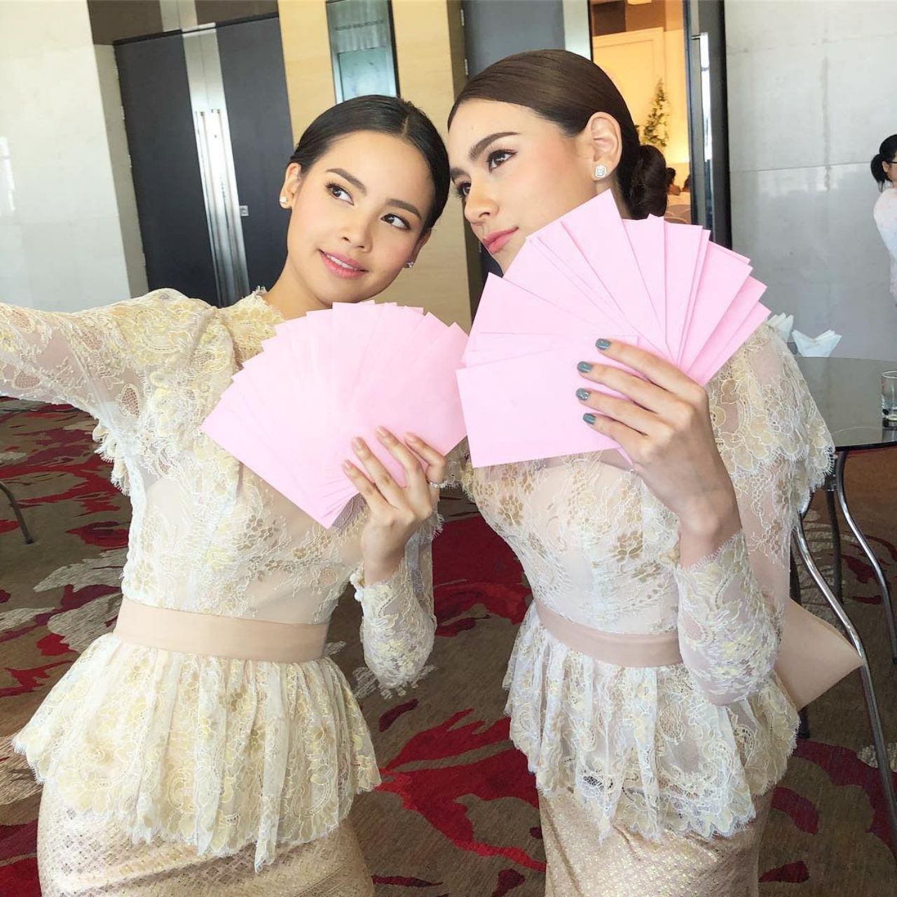 คิมและญาญ่า ขอบคุณภาพจาก @suchadastartrek