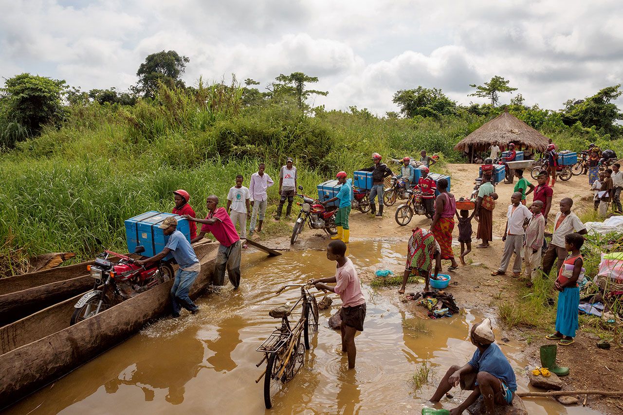 สาธารณรัฐประชาธิปไตยคองโก ในช่วงที่โรคหัดระบาด คนงานจากองค์กรแพทย์ไร้พรมแดนข้ามแม่น้ำใกล้กับเมืองมองกา พร้อมกล่องเก็บความเย็นที่เต็มไปด้วยวัคซีน ในการเดินทางตระเวนไปตามหมู่บ้านต่างๆ ที่ได้รับผลกระทบซึ่งอาจใช้เวลาถึง 10 ชั่วโมง พวกเขาต้องแน่ใจได้ว่า วัคซีนได้รับการแช่เย็นไว้ตลอดเวลา