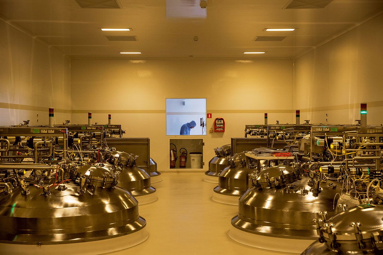 เบลเยียม ถังเหล็กกล้าในอาคารใหม่ของบริษัทจีเอสเคใกล้กรุงบรัสเซล เริ่มสายการผลิตส่วนประกอบหลักๆสำหรับทำวัคซีนโปลิโอในปี 2017 เพื่อคงความปราศจากเชื้อ คนงานต้องเข้าและออกผ่านทางห้องแอร์ล็อก