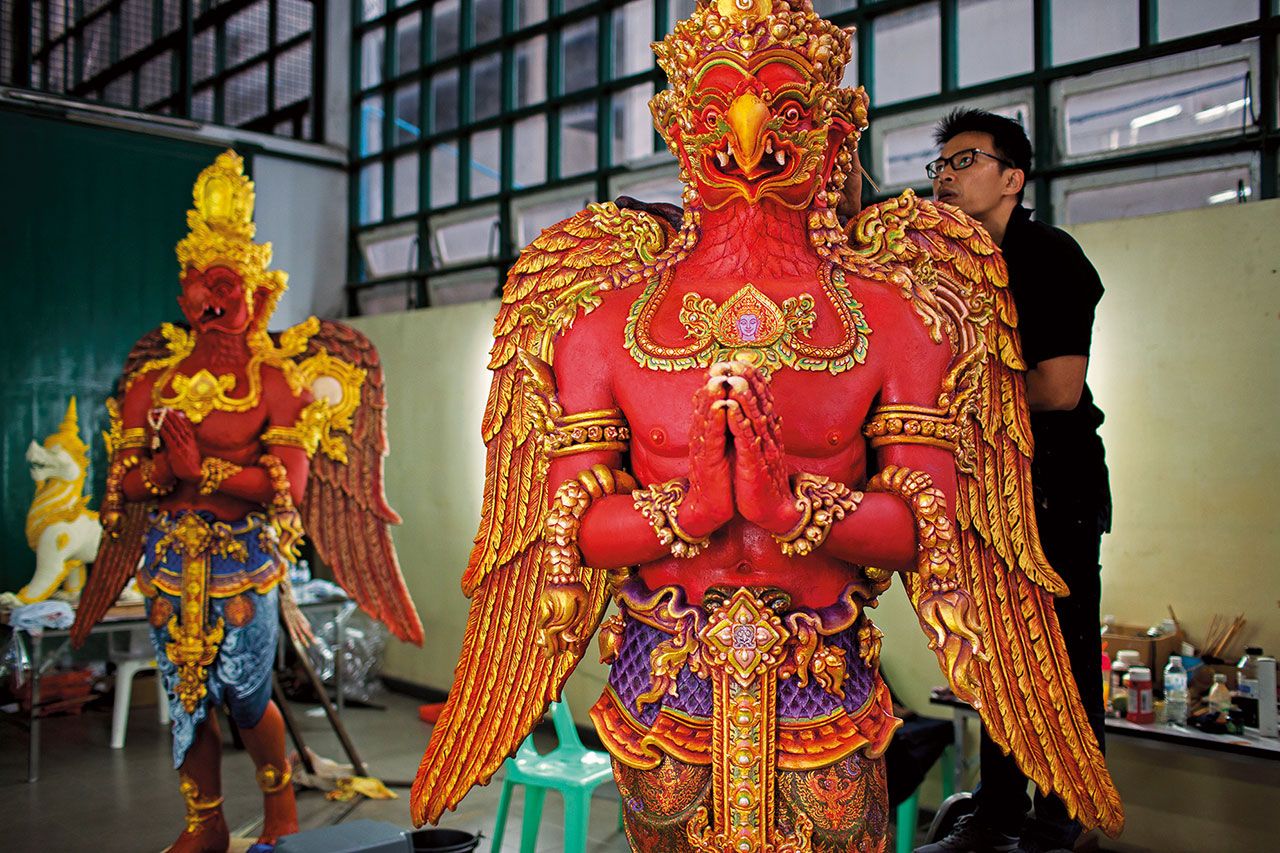 ที่หอประติมากรรมต้นแบบ กรมศิลปากร ศิลปินจิตอาสากำลังลงสีเก็บรายละเอียดครุฑ ซึ่งเป็นเทพพาหนะของ พระนารายณ์ตามความเชื่อในศาสนาพราหมณ์-ฮินดู