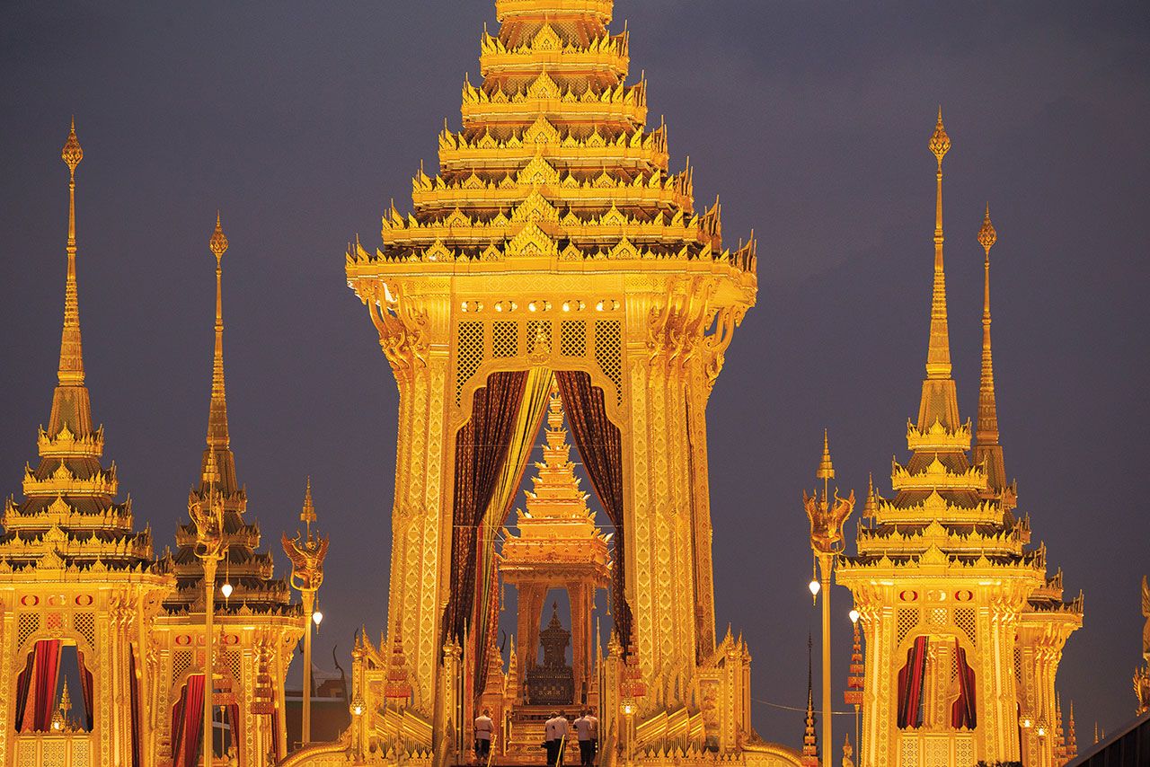 พระบรมโกศประดิษฐานบนพระจิตกาธานในพระเมรุมาศ ตามความเชี่อแบบพราหมณ์ที่เปรียบพระมหากษัตริย์เป็นสมมติเทพ เมื่อพระมหากษัตริย์เสด็จสวรรคต จึงต้องอัญเชิญดวงพระวิญญาณเสด็จกลับสู่สรวงสวรรค์