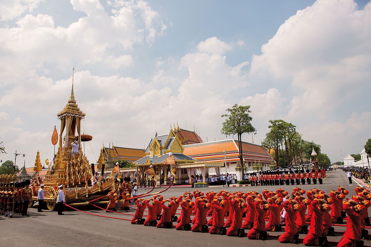 พลฉุดชักพระมหาพิชัยราชรถและเจ้าพนักงานภูษามาลาถวายบังคมพร้อมกัน เมื่ออัญเชิญพระโกศทองใหญ่ขึ้นประดิษฐานในบุษบกพระมหาพิชัยราชรถ ก่อนเคลื่อนริ้วขบวนพระบรมราชอิสริยยศไปยังพระเมรุมาศ
