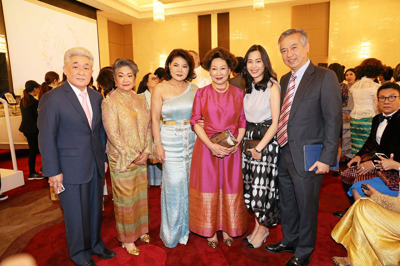 บิ๊กช่อง 3 ประวิทย์ มาลีนนท์ ควงมาดามหลี-อรัญญา มาลีนนท์ และรพีพรรณ เหลืองอร่ามรัตน์ ยินดีกับคู่หมั้นสุดฮอต.