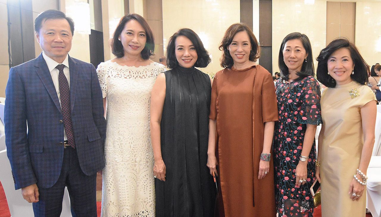 ญาติผู้ใหญ่จิราธิวัฒน์ร่วมยินดีพร้อมหน้า นำโดย ยุวดี จิราธิวัฒน์, นิตย์สินี จิราธิวัฒน์, สิริเกศ จิรกิติ และสุพัตรา จิราธิวัฒน์.