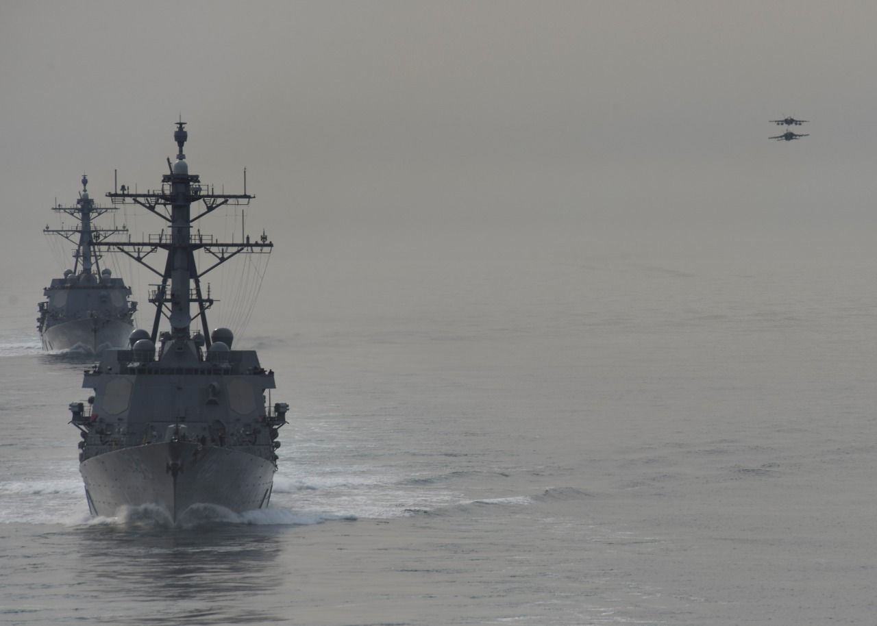 เรือพิฆาตของสหรัฐ ในภารกิจคุ้มกันกองเรือบรรทุกเครื่องบิน ภาพจาก US Navy