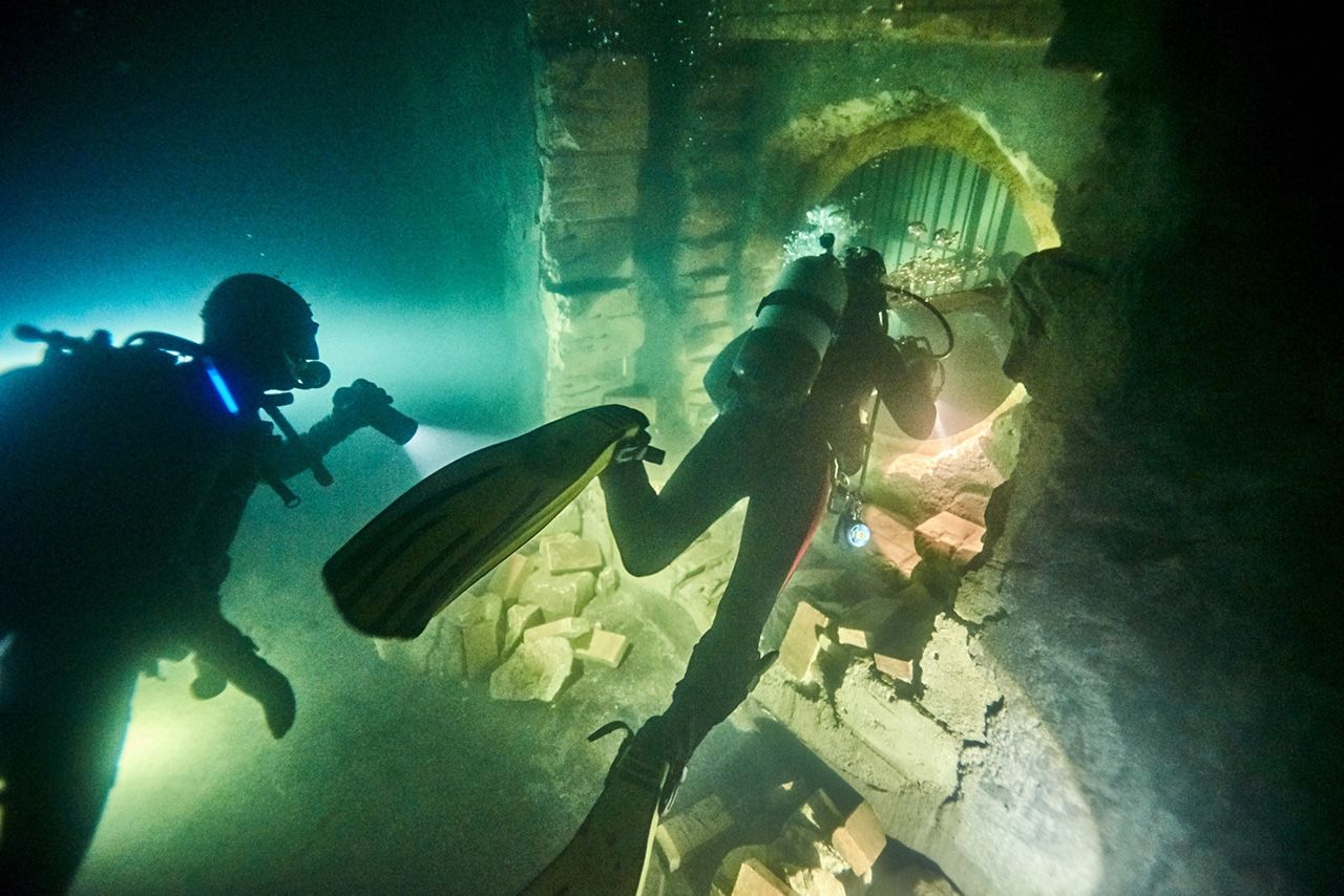 บรรยากาศใต้น้ำตอนล่าทองคำใต้น้ำ