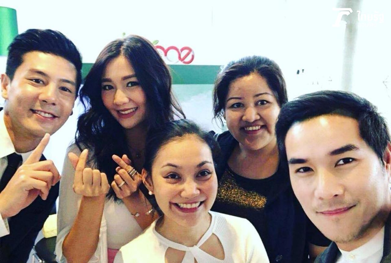 (คนกลาง) อาร์ท ชนัยพร เดชะปัญญา เจ้าหน้าที่หอการค้าไทยในจีน