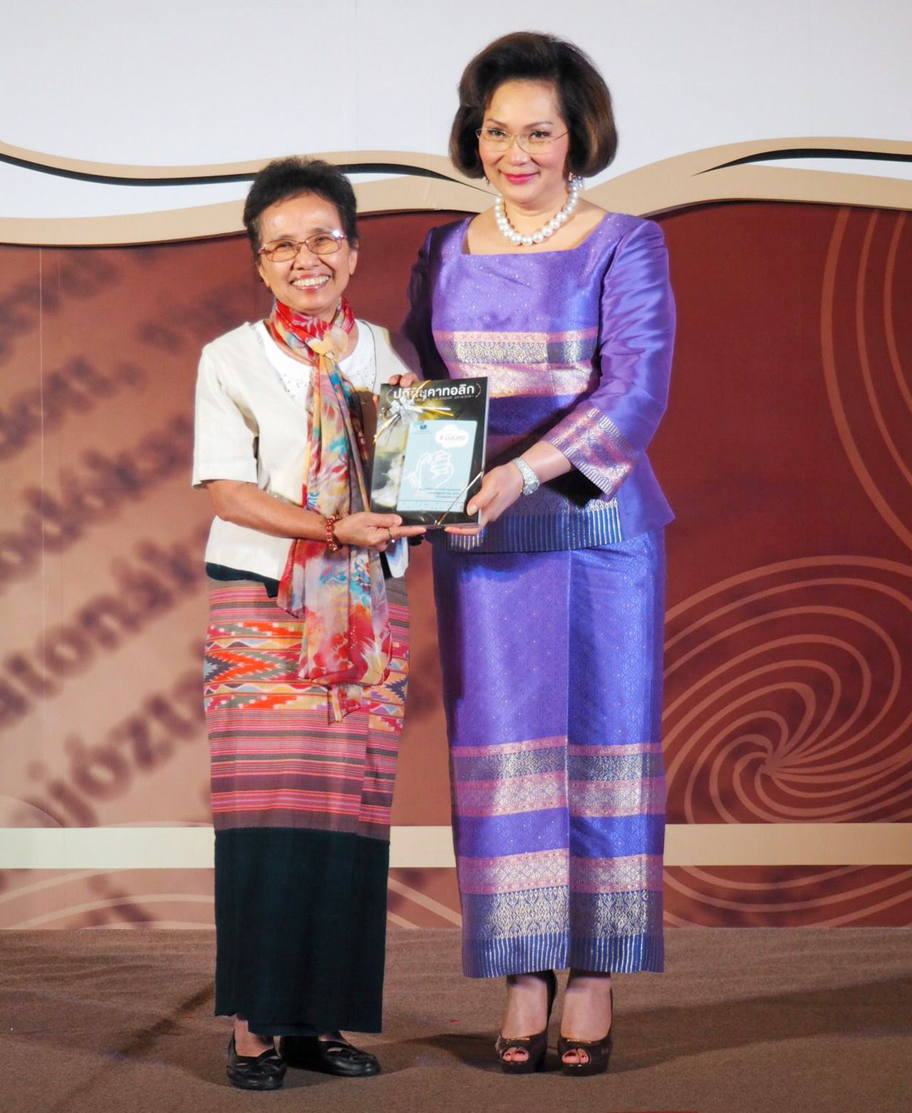 คุณหญิงปัทมา ลีสวัสดิ์ตระกูล มอบของที่ระลึกแก่ ชมัยภร แสงกระจ่าง หนึ่งในคณะกรรมการ.