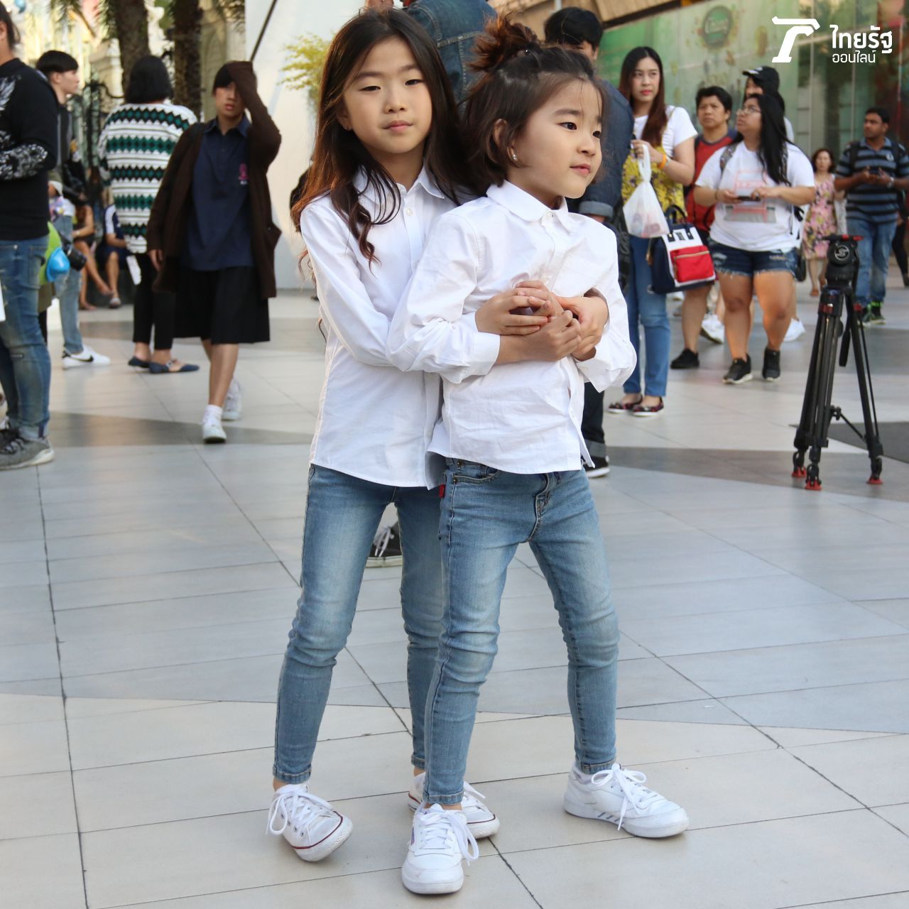 เจอ 2 พี่น้องเกาหลี ชู-รีโอ ชุดไม่ค่อยหนาวเท่าไรแต่น่ารัก 