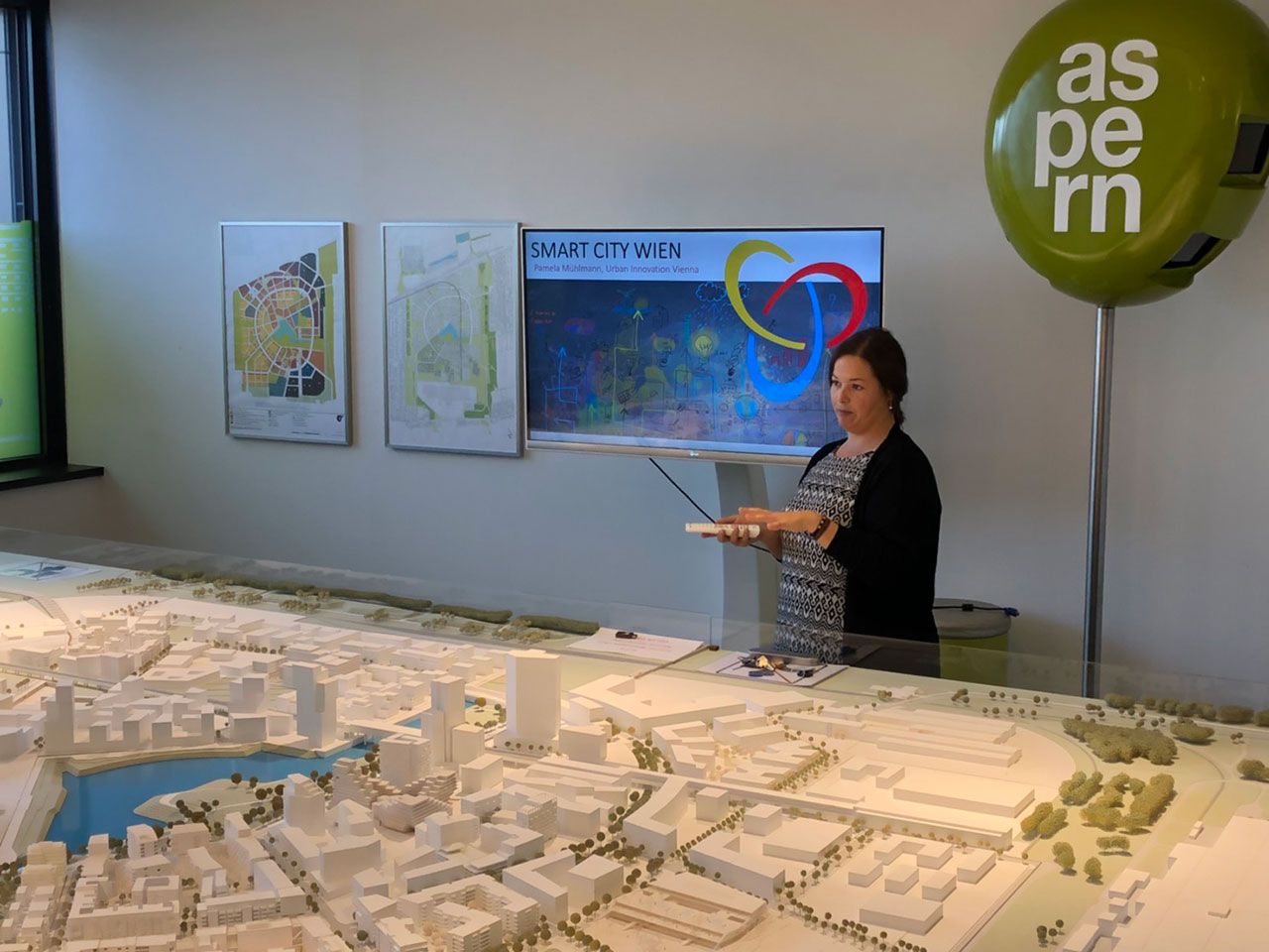 เจ้าหน้าที่โครงการ กำลังอธิบายถึงโครงการพัฒนาเมือง Aspern Smart City