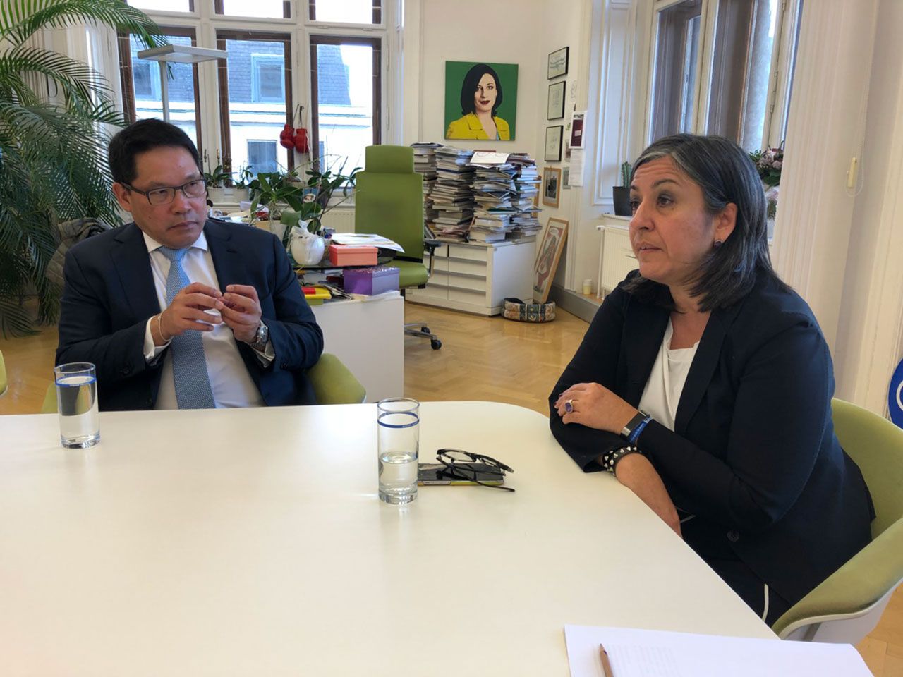 ดร.อุตตม สาวนายน รัฐมนตรีว่าการกระทรวงอุตสาหกรรมของไทย กำลังแสกเปลี่ยนแนวคิดเรื่องการพัฒนาเมืองอัจฉริยะหรือ Smart City กับ 