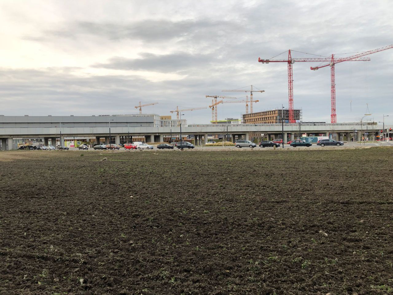 ทัศนียภาพเมือง Aspern Smart City ชานกรุงเวียนนา มีรถไฟฟ้าวิ่งผ่านแล้ว