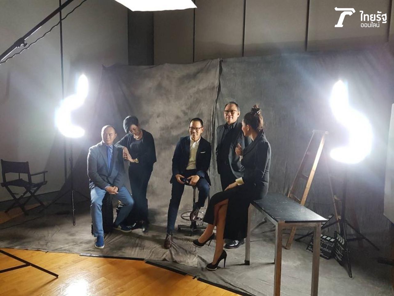 (ซ้ายสุด) โปรดิวเซอร์ เรย์มอนด์ พัฒนวีรางกูล 