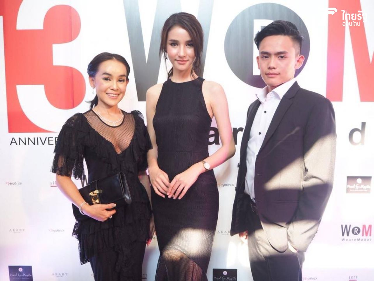 (ซ้ายมือ) แจ๊คกี้ คณิณภณ ภัทร์คงสิน (กลาง) โยชิ รินรดา ธุระพันธ์ มิสทิฟฟานี่ยูนิเวิร์ส Miss Tiffany’s Universe 2017 (ขวาสุด) บีม สิริกร ภัทร์คงสิน ประธานกรรมการบริหาร บริษัทสิริธนาทรัพย์มาร์เก็ตติ้ง 
