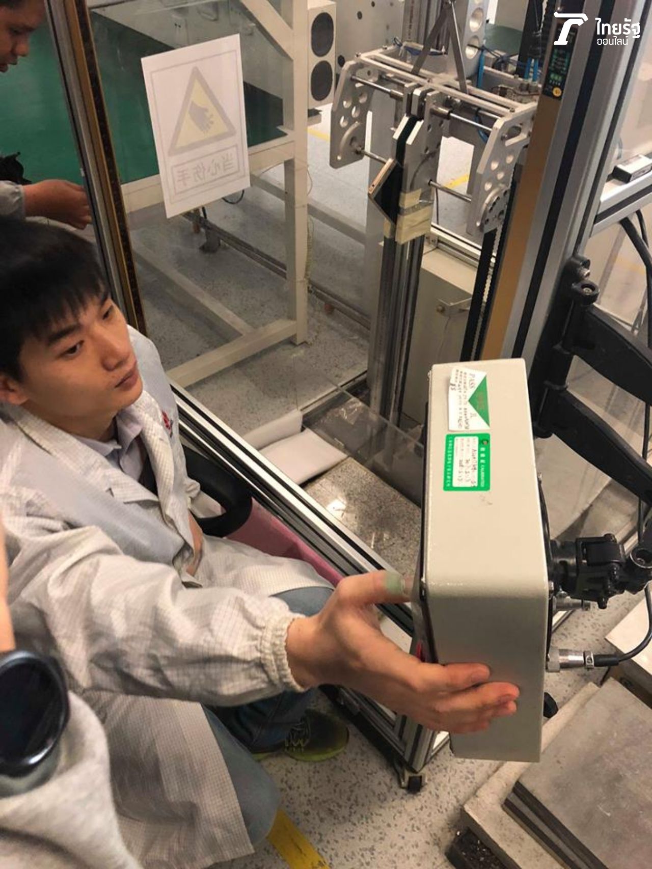 ทดสอบการตกกระแทกของสมาร์ทโฟนทุกมุมจากความสูง 50 ซม. ลงบนพื้นผิวหิน 