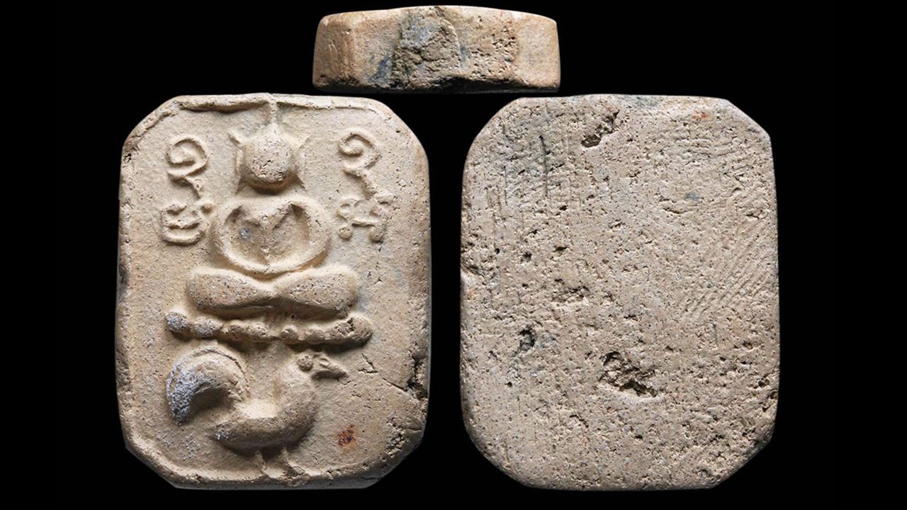 พระพิมพ์ไก่หางพวง หลวงพ่อปาน วัดบางนมโค อยุธยา ของเอกพงศ์ ยอดพินิจ.