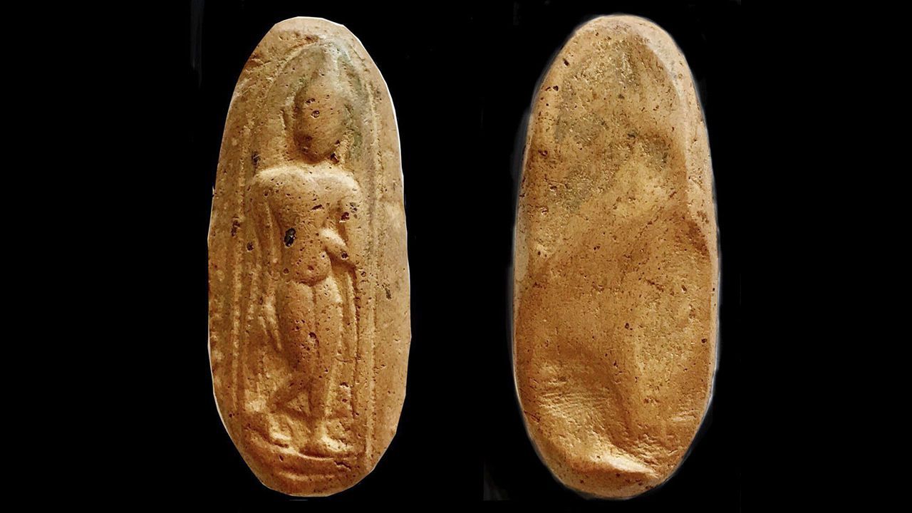 พระกำแพงลีลาเม็ดขนุน กรุลานทุ่งเศรษฐี ของ อิทธิ ชวลิตธำรง.