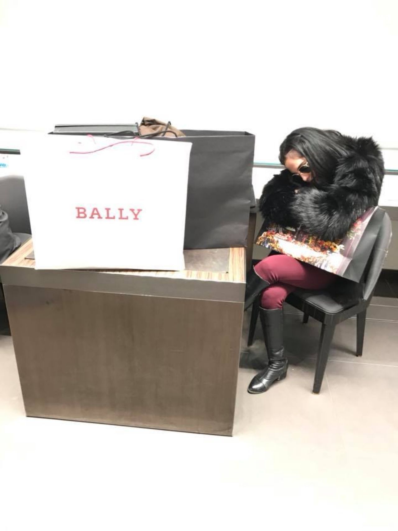 ช็อปหนักเลยเพลีย จนเผลอหลับไป 