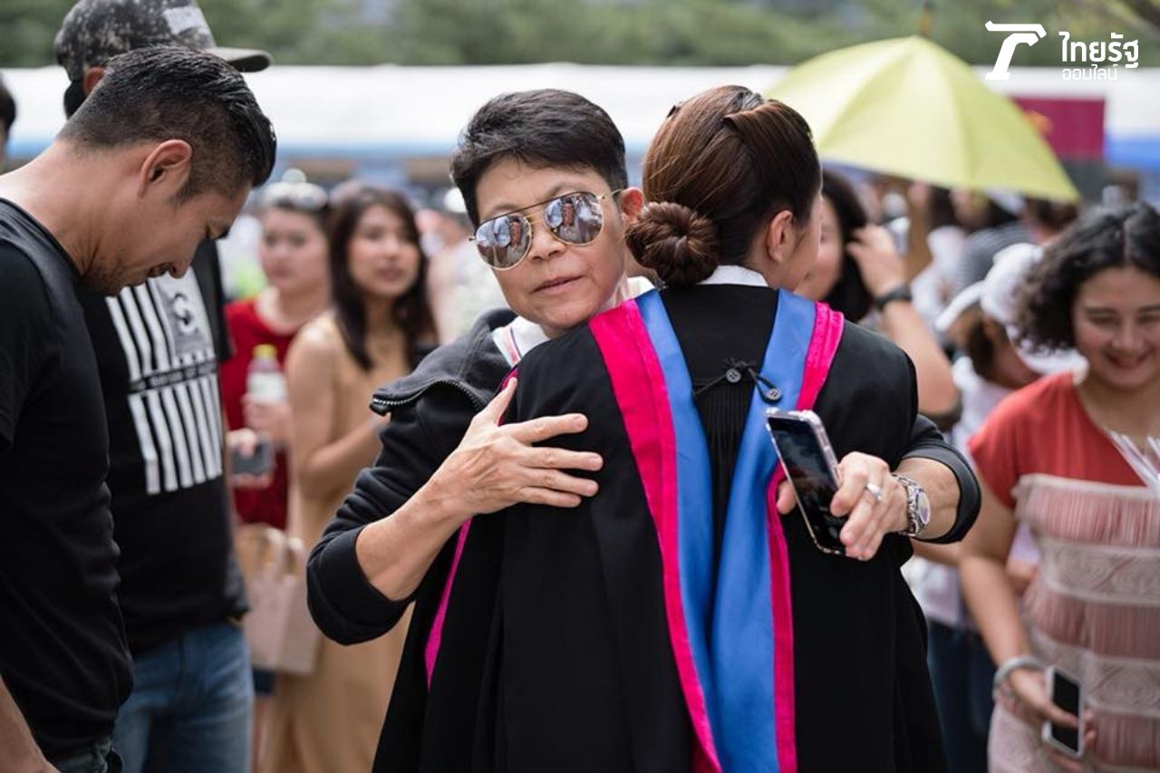 ปิ่น ณัฏฐนันท์ ผู้จัดละครชื่อดังมาร่วมยินดีกับ เม 