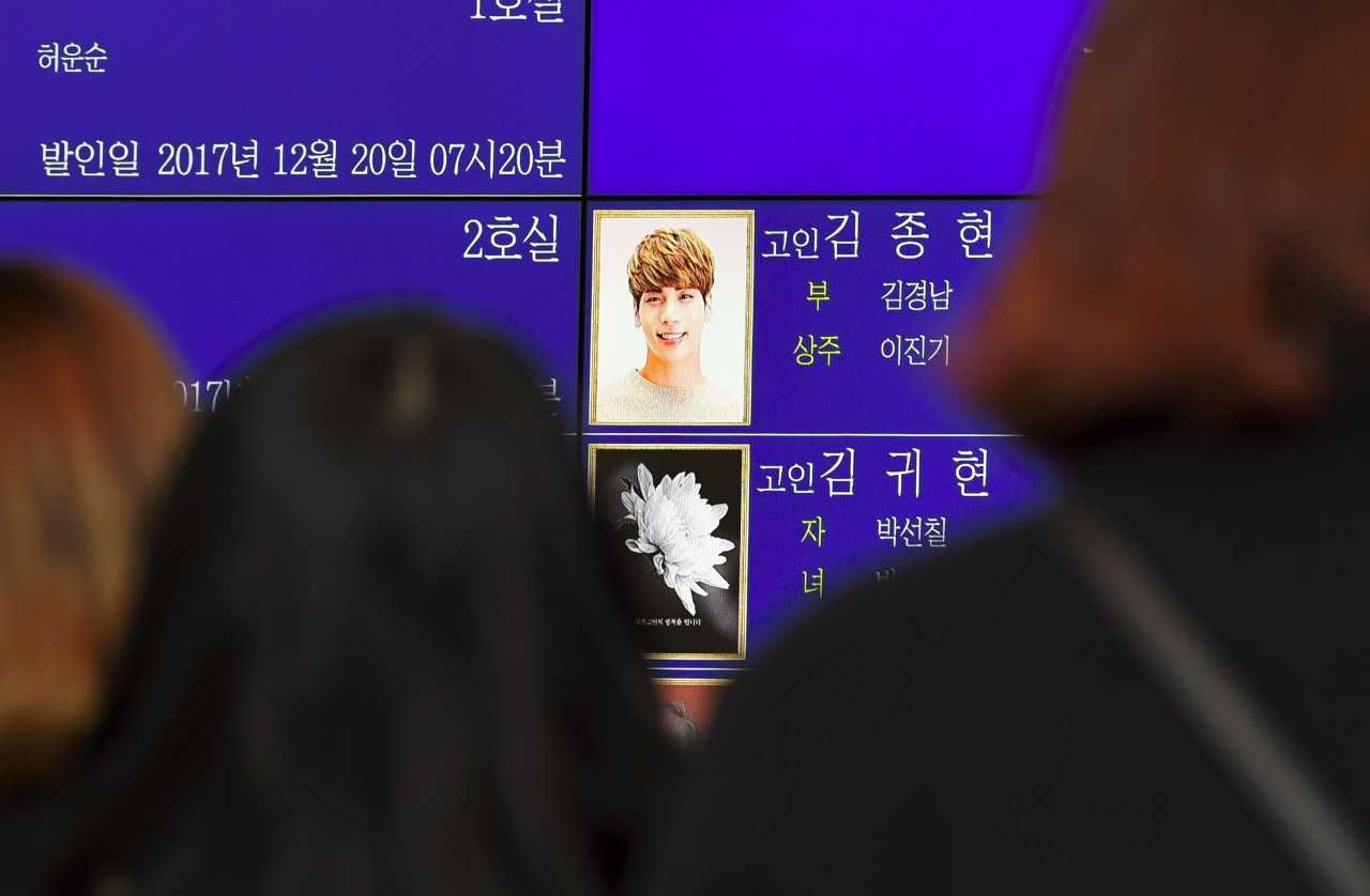 แฟนเพลงแห่มาเฝ้าดูที่หน้าโรงพยาบาล 