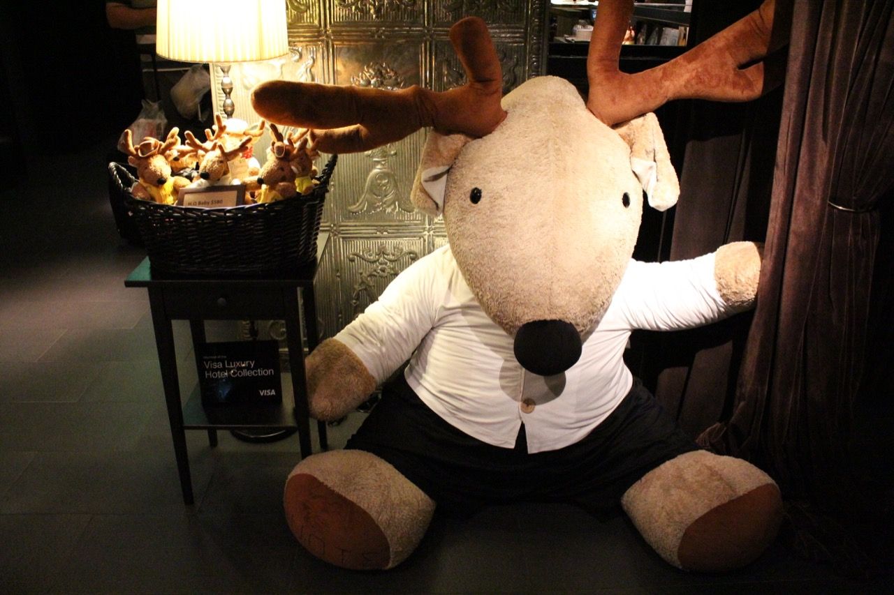 ตุ๊กตาตัอนรับผู้มาเยือนหน้าล็อบบี้