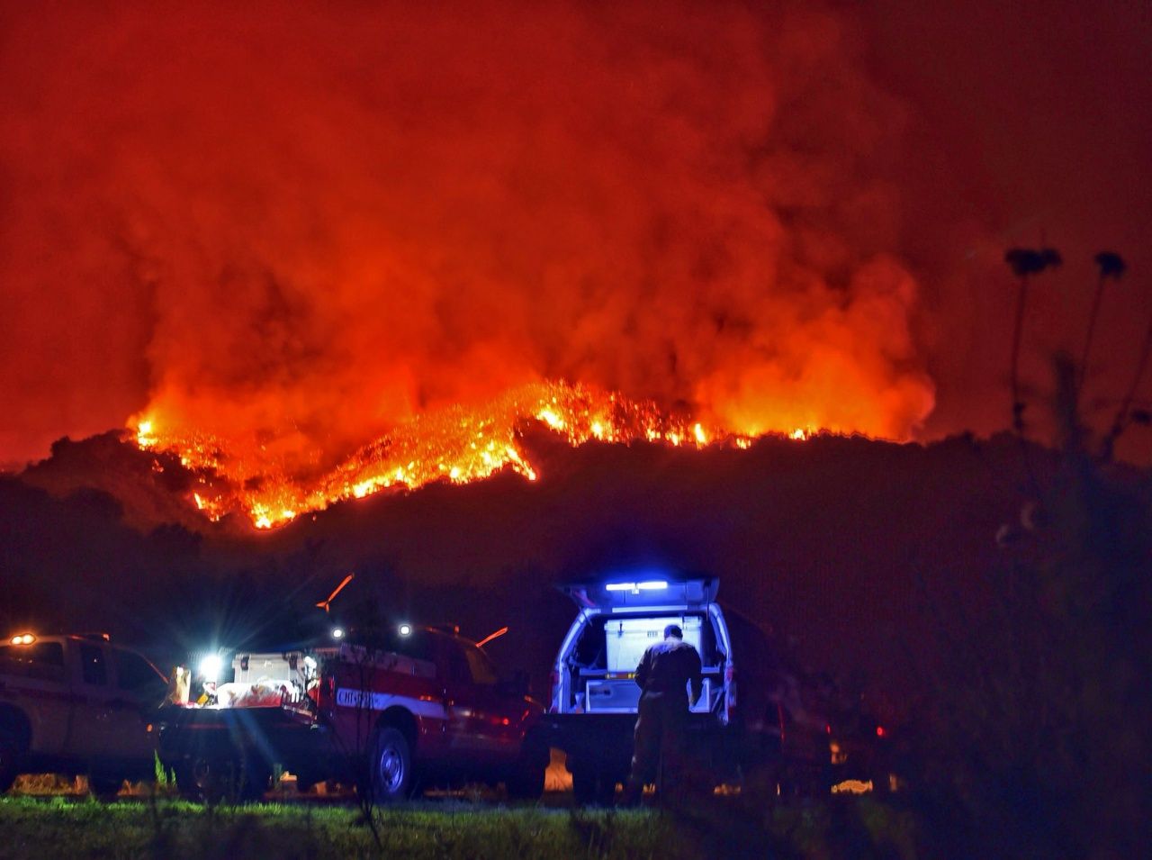 ไฟป่าลุกไหม้บนเนินเขาในซานตา บาบารา ขณะที่หน่วยดับเพลิงกำลังตรวจสอบแผนที่ท้องถิ่น