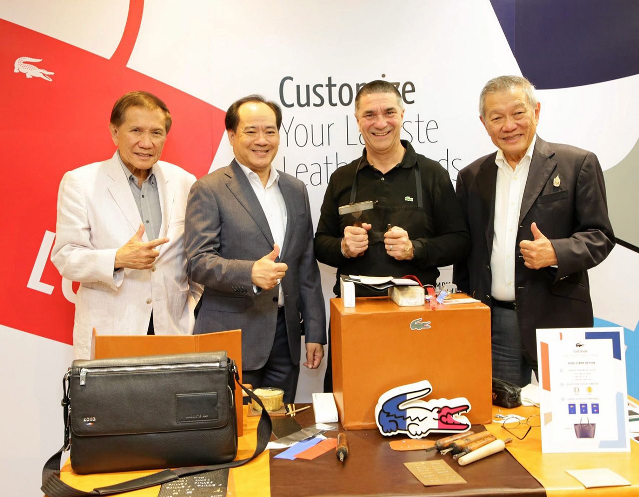 บอสใหญ่ไอ.ซี.ซี. “บุญชัย-บุญเกียรติ โชควัฒนา” และ ปกรณ์ พรรธนะแพทย์ จากซีพีเอ็น ร่วมชมฝีมือการสลักชื่อบนกระเป๋าของช่างชาวฝรั่งเศส