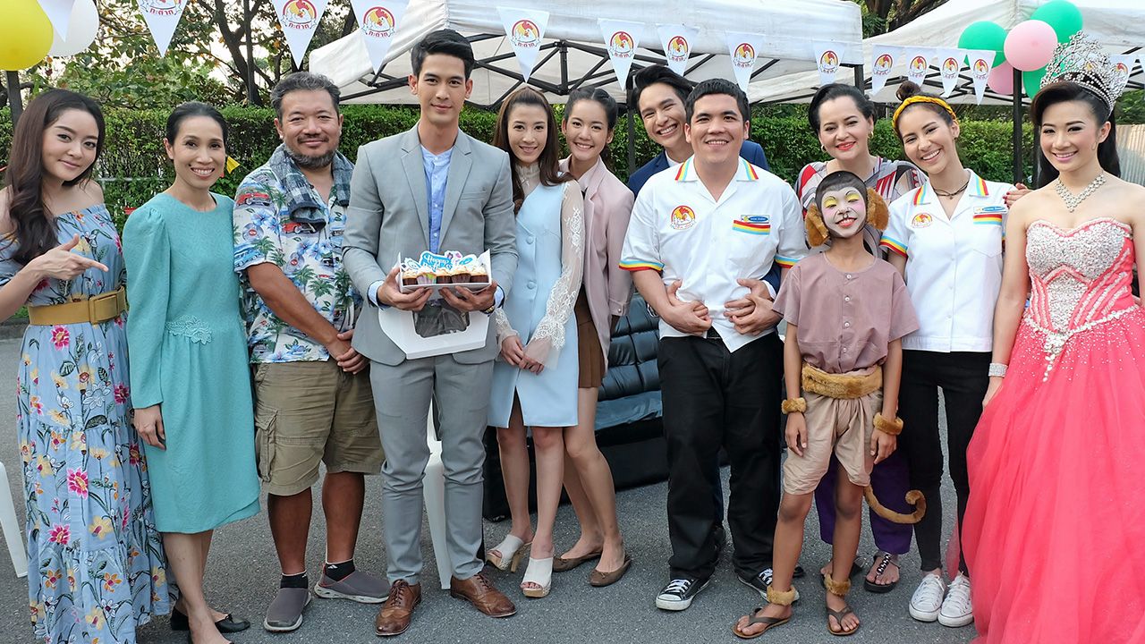บอสนิด-อรพรรณ วัชรพล ส่งเค้กมาเซอร์ไพรส์วันเกิดนักแสดงหนุ่ม จิณณ์-จิณณะ กลางกองถ่ายละคร “คุณชายไก่โต้ง” มีผู้กำกับละคร ปลา-พีรพล นำทีมนักแสดง โบว์-เมลดา, โดนัท-ภัทรพลฒ์, แจมมี่-ปาณิชดา, รัดเกล้า อามระดิษ, แก้มบุ๋ม-ปรียาดา ร่วมอวยพร ที่โพลีพลัส เอ็นเตอร์เทนเม้นท์.