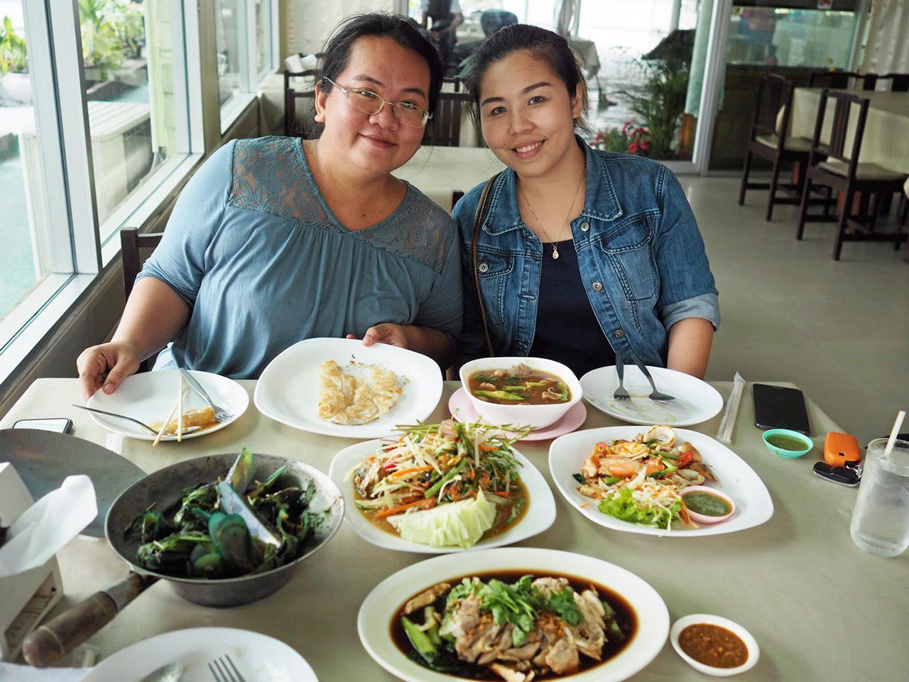 ร้านริมบึง อาหารมีมากมายหลากหลาย อีสาน ไทย จีน พาเหรดมาเต็ม.