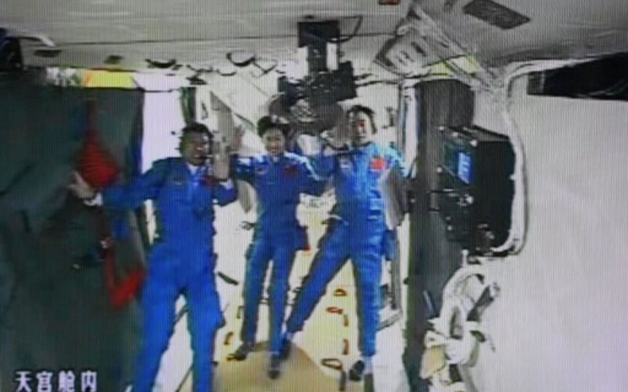 3 นักบินอวกาศจีนที่ขึ้นไปยังสถานีอวกาศเทียนกง-1 เมื่อ 13 มิ.ย.55