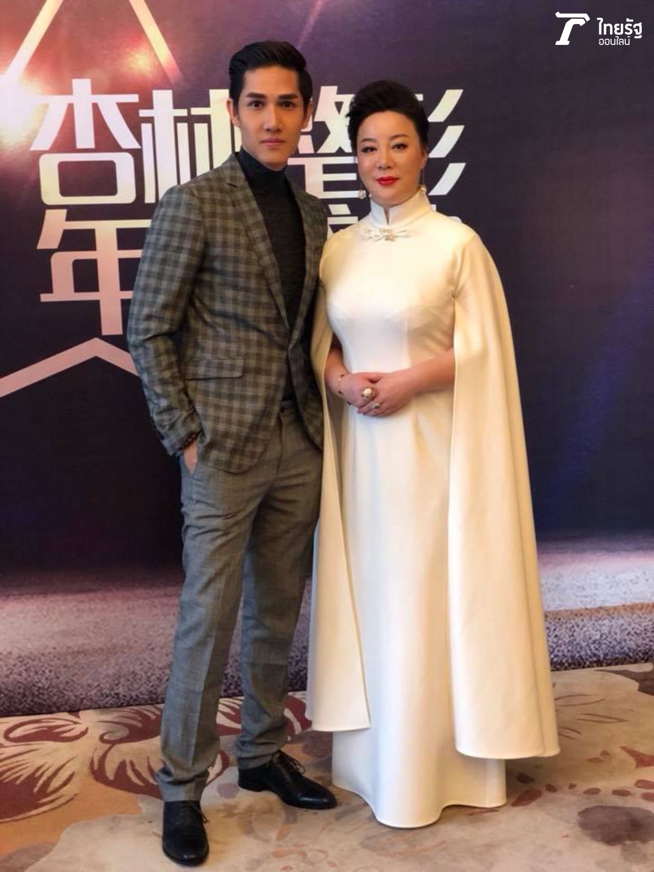 ทิว อภิวัฒน์ กับ คุณสื่อหลินจือ ผู้อำนวยการโรงพยาบาลศัลยกรรมสิ้นหลิน 