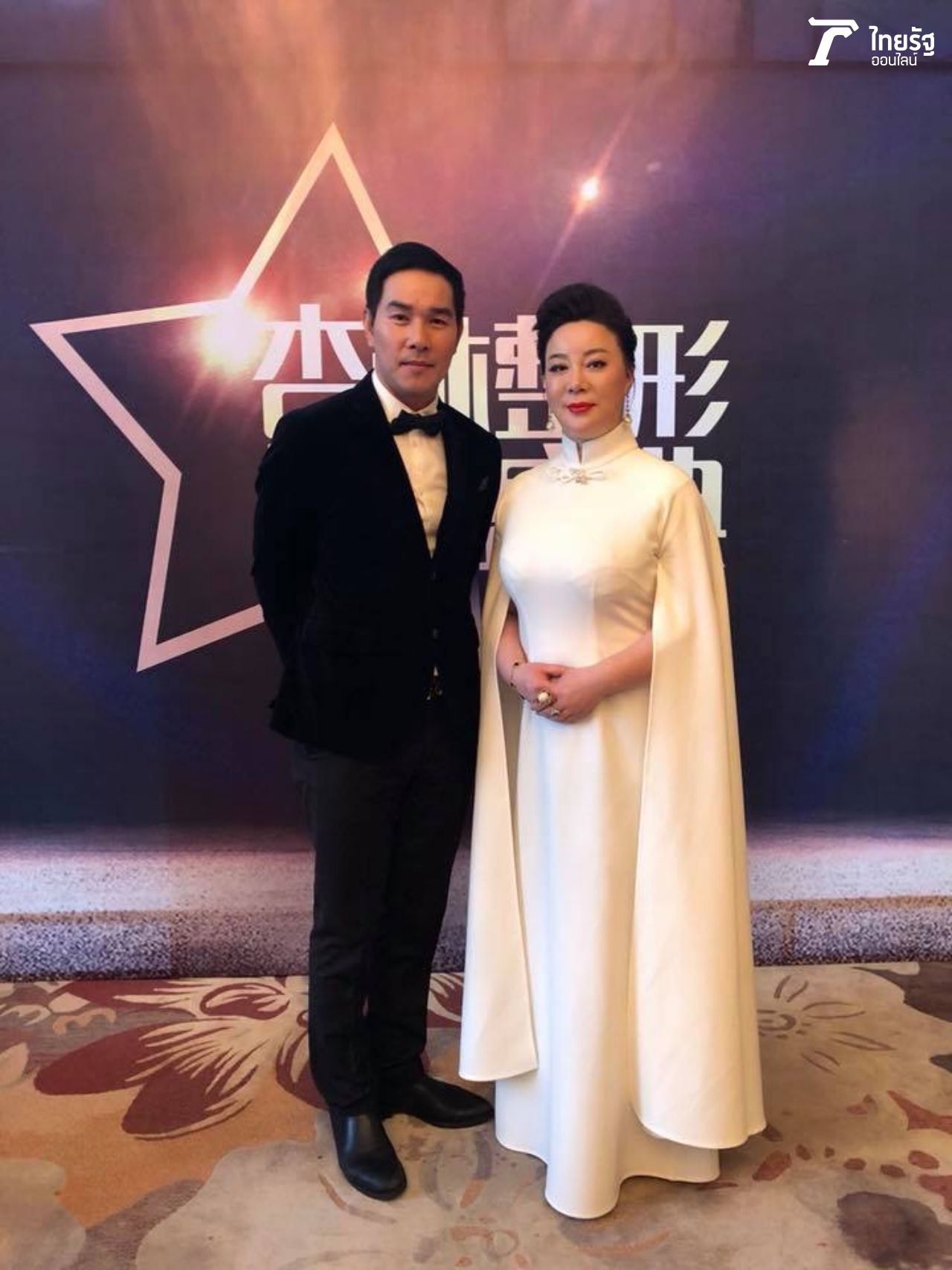 เอฟ นนทพัฒน์ กับ คุณสื่อหลินจือ ผู้อำนวยการโรงพยาบาลศัลยกรรมสิ้นหลิน 