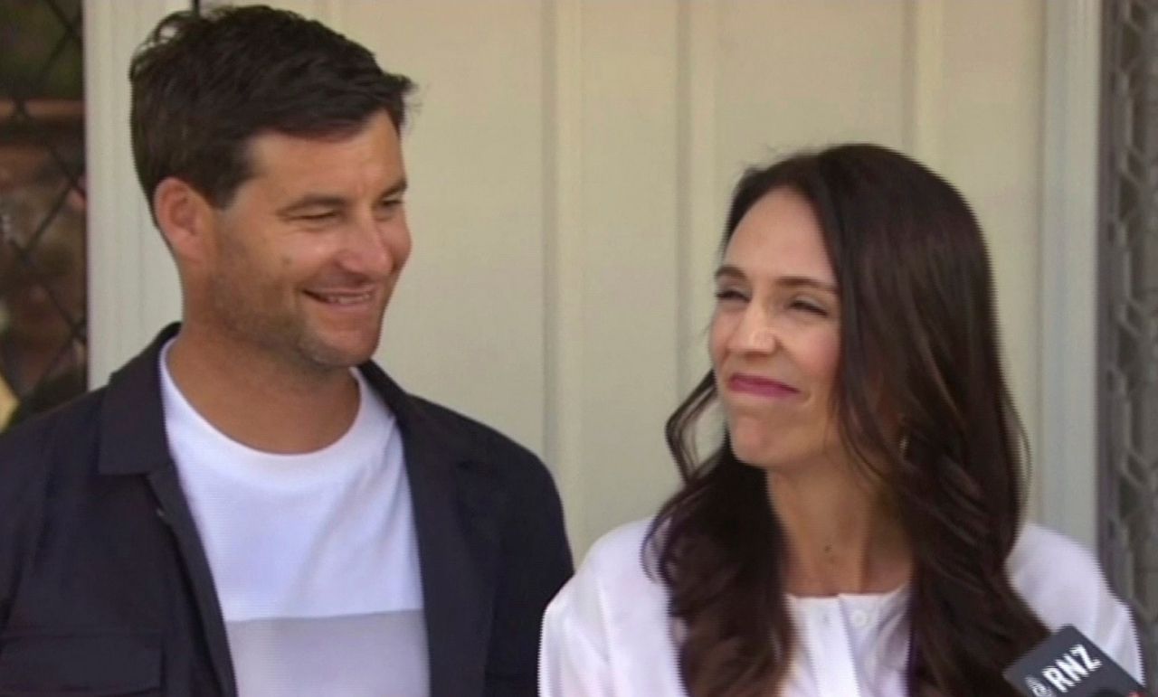 นายกฯเจซินดา อาร์เดิร์น และคลาร์ก เกย์ฟอร์ด คนรัก บอกกับนักข่าวว่าตื่นเต้นดีใจสุดๆ หลังประกาศข่าวดี นายกฯอาร์เดิร์นตั้งท้อง