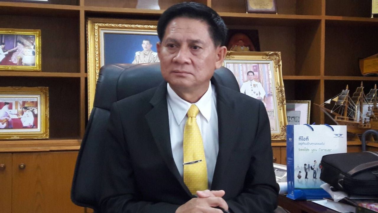 นายสนอง สุดสะอาด ผอ.สพป.นม.เขต 6 