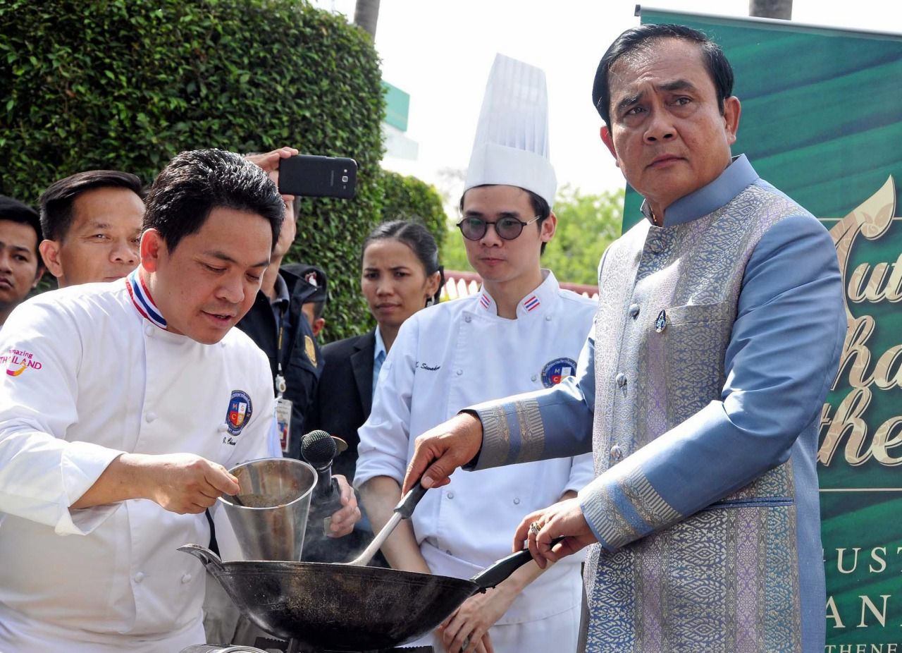 พล.อ.ประยุทธ์ จันทร์โอชา นายกรัฐมนตรี ก็ยังเคยทำผัดไทยโชว์มาแล้ว