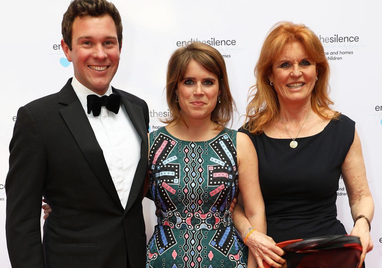 แจ๊ค บรู๊กส์แบงก์ -เจ้าหญิงยูจีนี และซาราห์ เฟอร์กูสัน พระมารดา