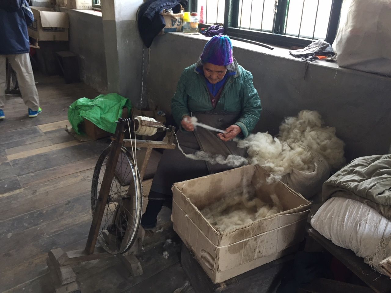 ผู้เฒ่าผู้แก่ปั่นขนแกะเป็นเส้นด้าย