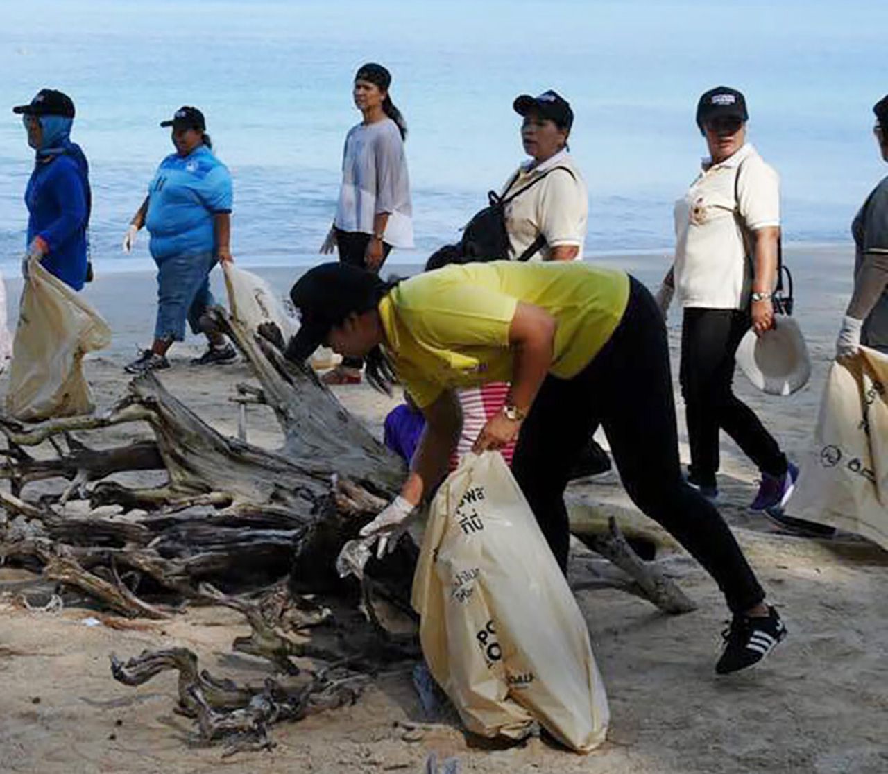 จิตอาสาชาวไทยและชาวต่างชาติ ช่วยกันเก็บขยะบนชายหาด ร่วมอนุรักษ์สิ่งแวดล้อม.