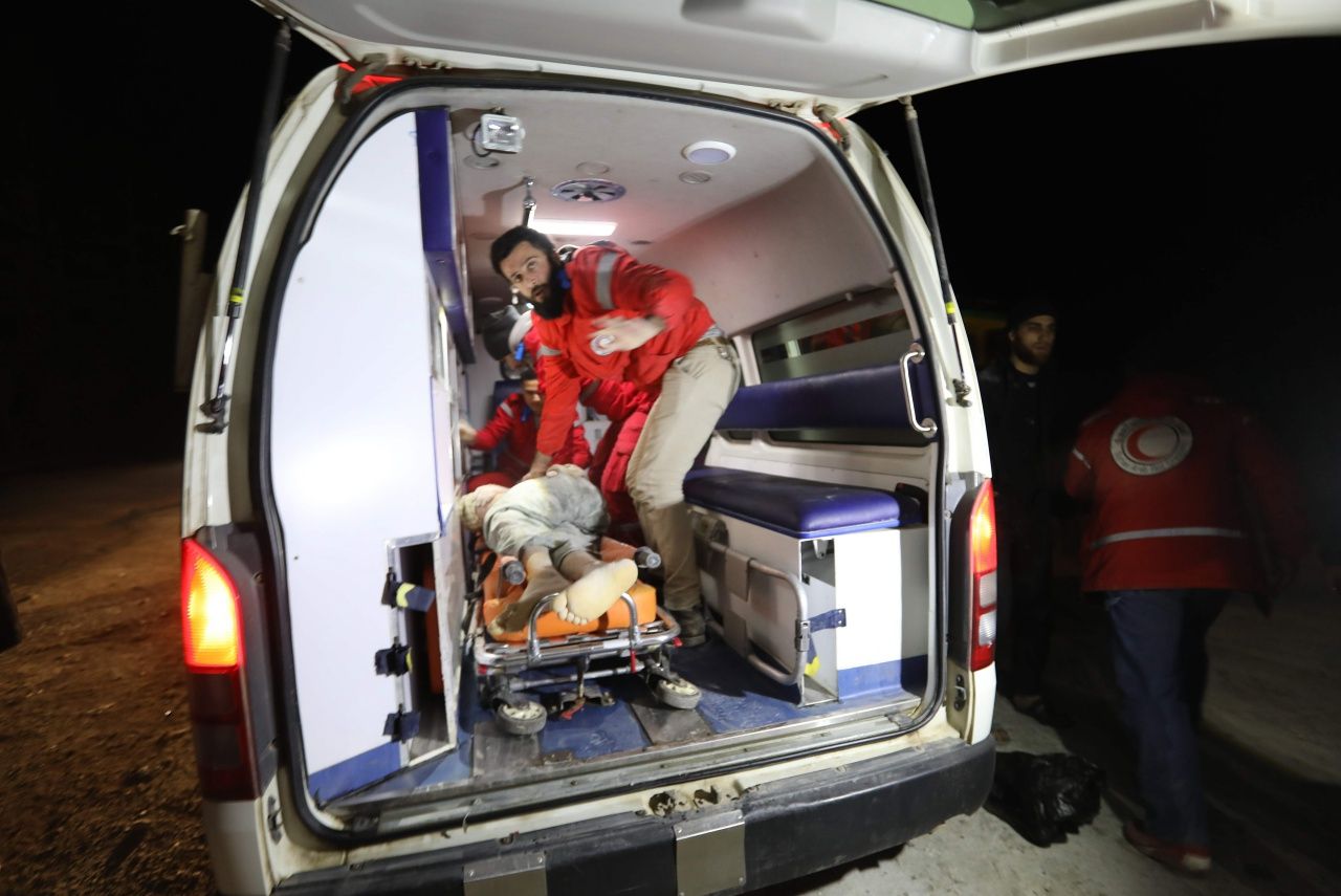 เจ้าหน้าที่กลุ่มหมวกขาวนำตัวผู้บาดเจ็บไปส่งโรงพบาบาล