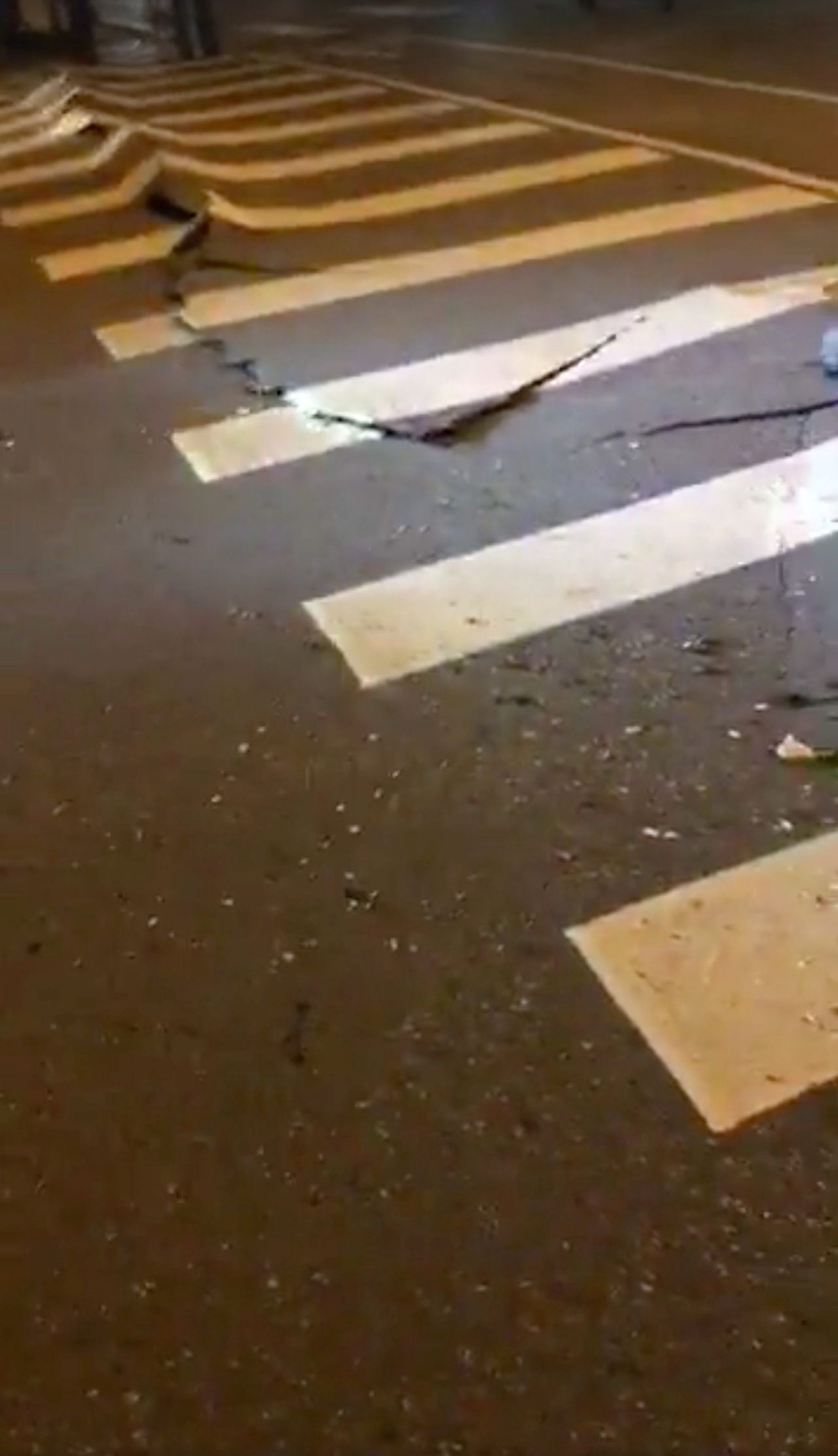 ถนนแตกระแหงเพราะแรงสั่นสะเทือนจากแผ่นดินไหว