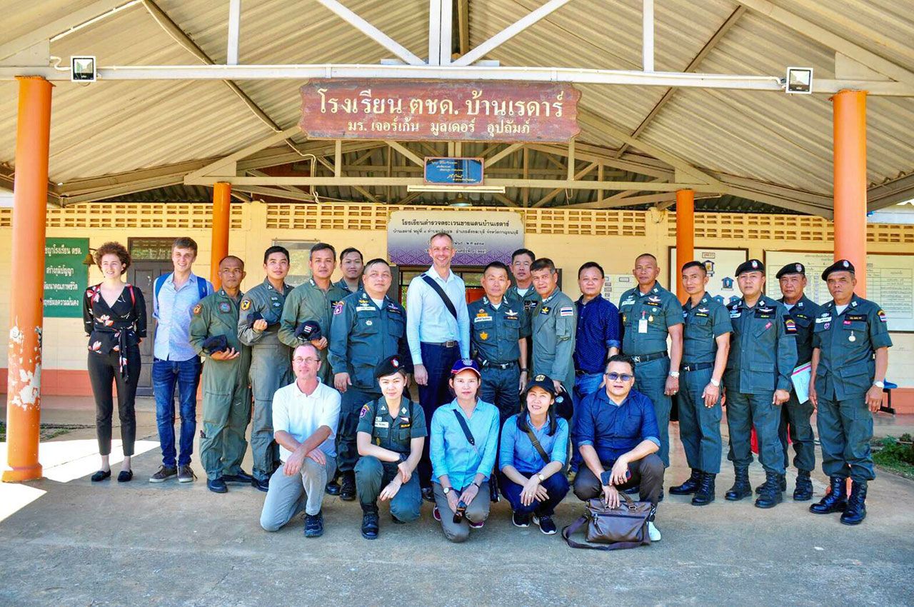 นายยาน แชร์ อัครราชทูตที่ปรึกษา ทำหน้าที่อุปทูตเยอรมนีประจำประเทศไทย นำคณะเยี่ยมโรงเรียน ตชด.ชายแดนไทย-เมียนมา จ.กาญจนบุรี 3 โรงเรียนเพื่อมอบตู้เย็นพลังงานแสงอาทิตย์ เก็บอาหารสดไว้ปรุงให้นักเรียนรับประทาน รวมทั้งเก็บรักษาเซรุ่มและยารักษาโรค โดยมี พล.ต.ต.พงศ์ศักดิ์ ลิ้มเฉลิมฉัตร ผบก.ตชด.ภาค 1 ต้อนรับนำเยี่ยมพื้นที่.