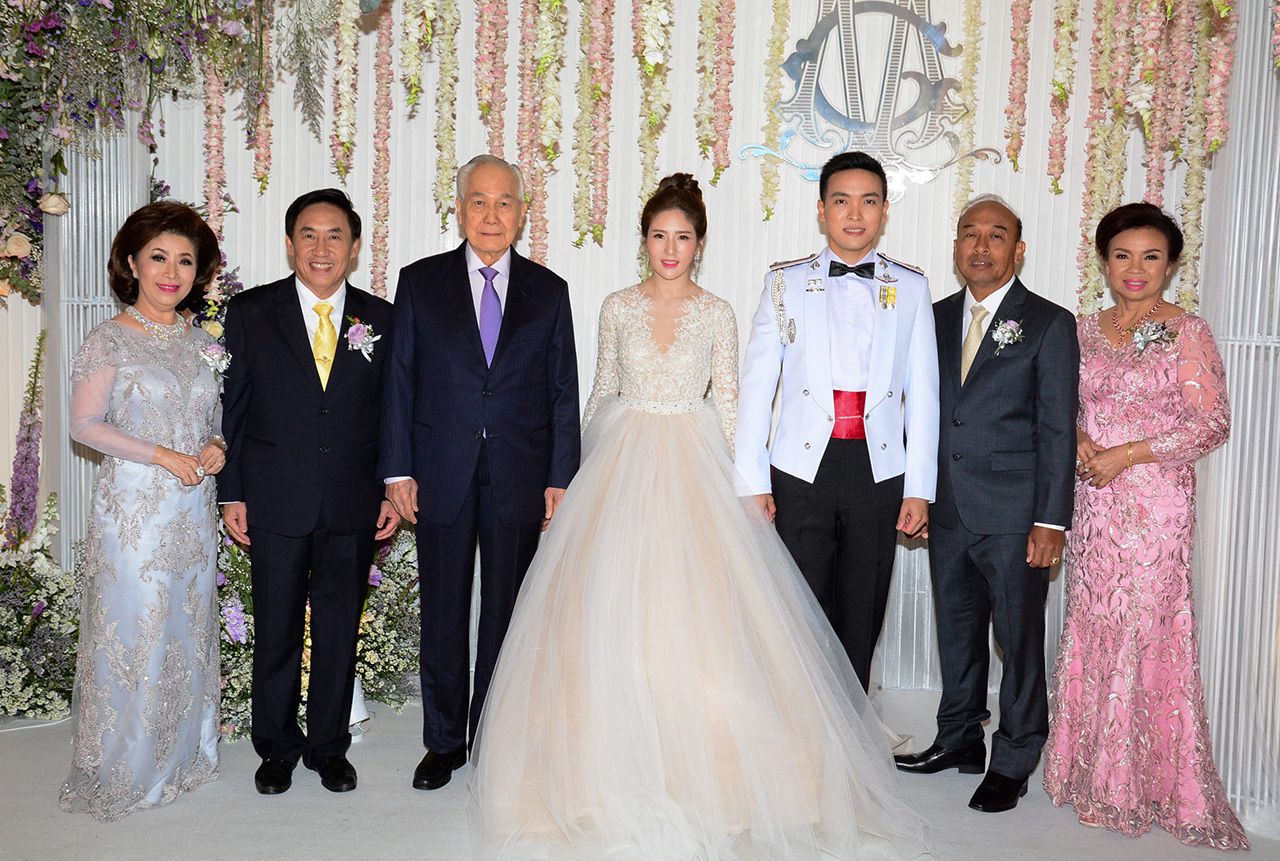 วิวาห์ชื่นมื่น อานันท์ ปันยารชุน อดีตนายกรัฐมนตรี เป็นประธานในงานวิวาห์ระหว่าง พญ.ลิลรฎา บุตรี สมบัติ-ชลิดา อนันตรัมพร กับ พ.ต.ต.ชวลิต บุตร ร.ต.ไพโรจน์-แสงทอง น้ำใจสัตย์ ท่ามกลางความปลื้มปีติของผู้มาร่วมอวยพร ที่โรงแรมแกรนด์ ไฮแอท เอราวัณ วันก่อน.