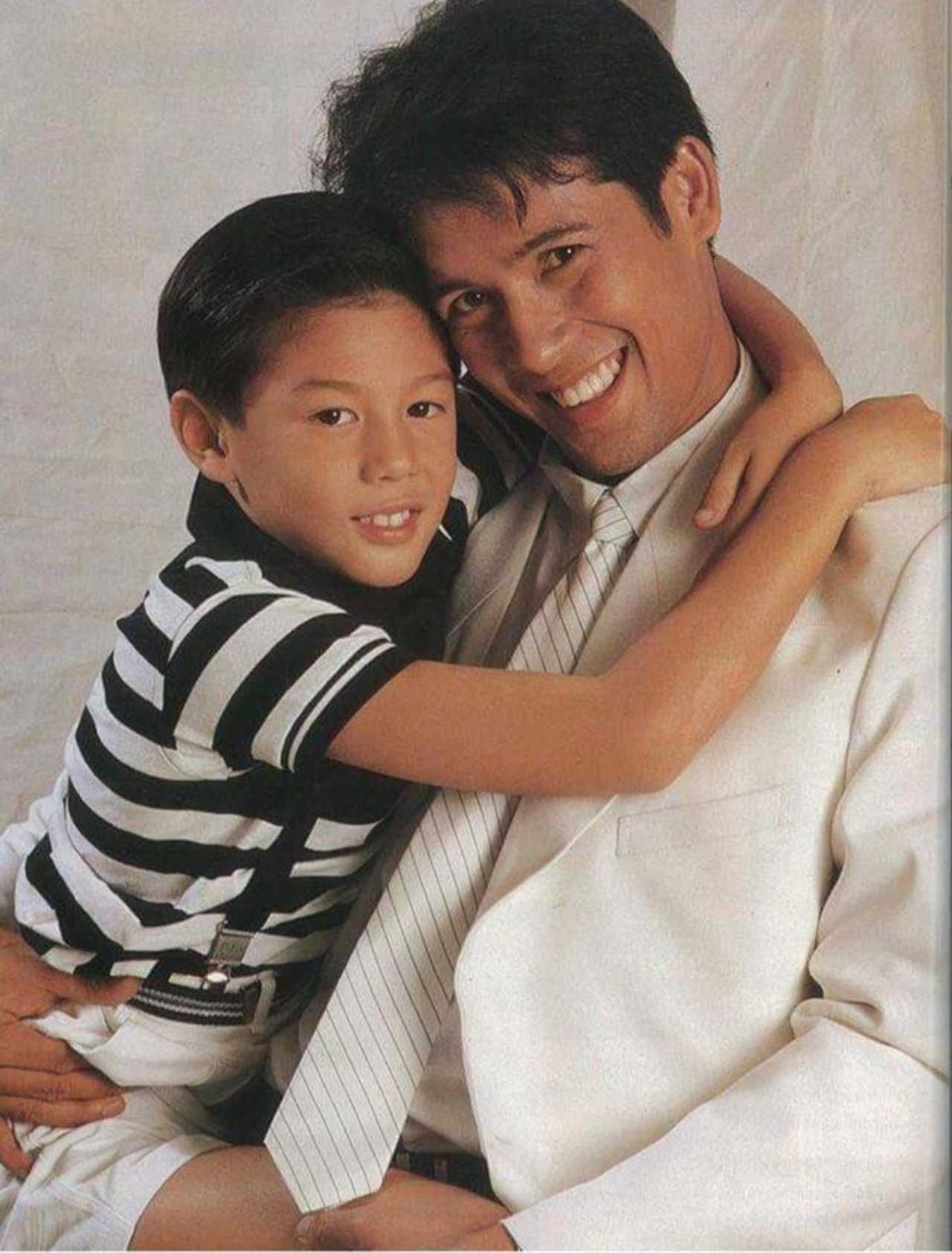 น่าหยิกจัง หนุ่มน้อยคือโดม ปกรณ์ ลัม ส่วนพระเอกตาหวานสุดหล่อในยุคนั้นก็คือ แด๊กซ์ ลิขิต เอกมงคล