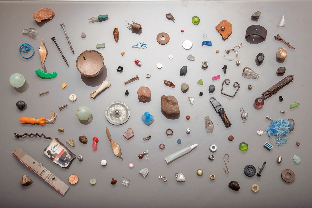 เด็กหญิง แกบี แมนน์ ผูกมิตรกับกาในละแวกบ้านที่ซีแอตเทิลด้วยการวางเมล็ดถั่วและอาหารสุนัขไว้ให้  เพื่อเป็นการแลกเปลี่ยน กานำของขวัญมาให้เธอ ซึ่งรวมถึงหัวใจพลาสติกแวววาวเหมือนไข่มุก หนึ่งในของขวัญชิ้นโปรดของแกบี