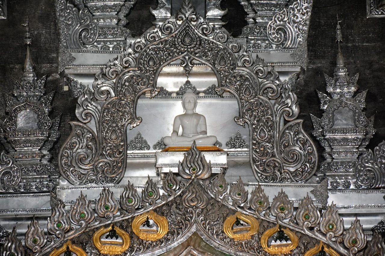 ซุ้มกระจังครอบองค์พระประธานแกะสลักจากเงินแท้.