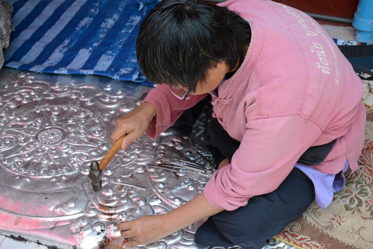 การระดมบรรดาช่างร่วมสาธิตการแกะสลักเงิน.